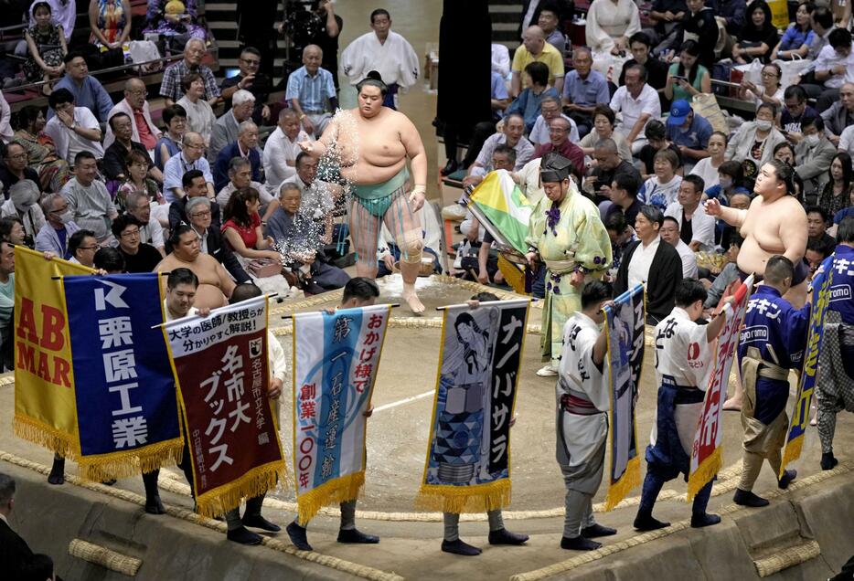 大相撲秋場所の結びの一番に出された多くの懸賞旗。奥は琴桜、右は王鵬＝9月、両国国技館