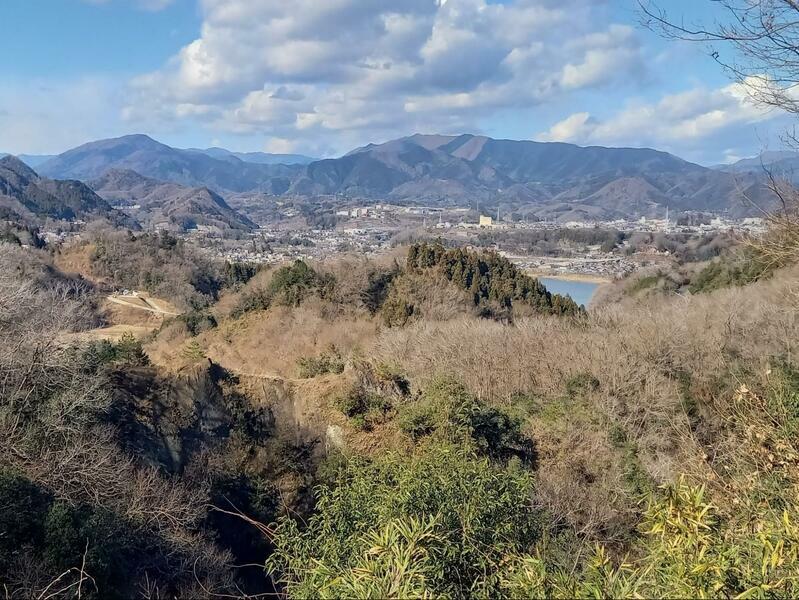 周囲を山に囲まれた自然豊かな藤野の町（撮影：河野美花）