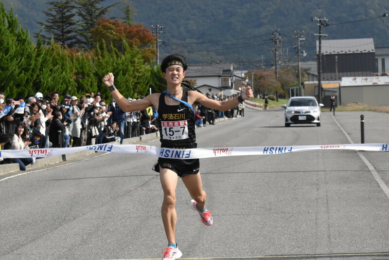 14連覇を果たした学法石川のアンカー、三瓶友也＝福島県猪苗代町で2024年10月24日午前11時20分、松本ゆう雅撮影