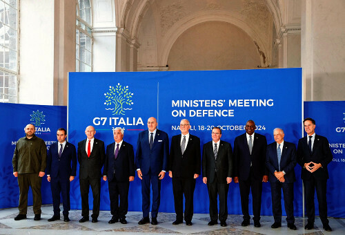 １９日、イタリア南部ナポリで開かれたＧ７国防相会合に出席する中谷防衛相（左から４人目）やグイド伊国防相（右隣）ら＝ロイター