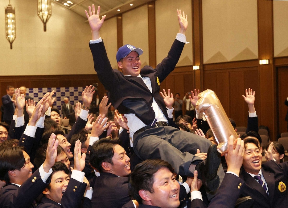 中日から1位指名を受け、チームメートに胴上げされる関大・金丸（撮影・北條　貴史）