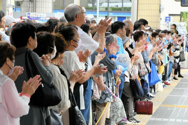 候補者の演説を聞く有権者たち＝2024年10月15日午後、大阪府守口市、原田達矢撮影