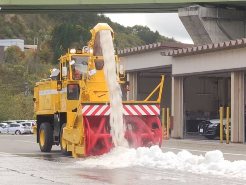 人工雪を使った除雪車両のデモンストレーション＝３０日午前、高山市清見町夏厩、ネクスコ中日本高山保全・サービスセンター　