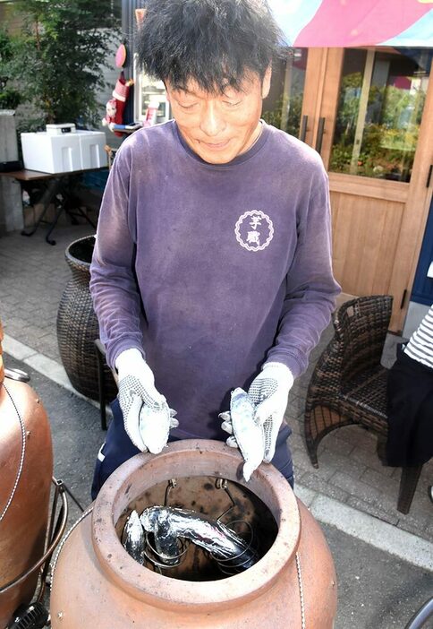 壺でじっくり焼かれ、甘みが増す「壺焼き芋」＝１３日、伊勢原市西富岡