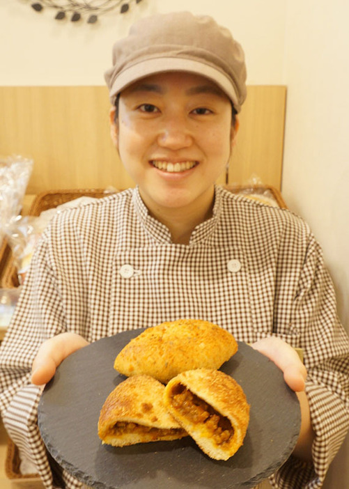 温泉ベーカリーで販売しているミニ焼きカレーパン