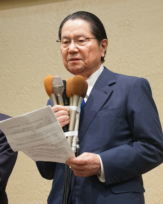 落選が確実となり、敗戦の弁を述べる衛藤征士郎氏＝２７日午後、大分県佐伯市