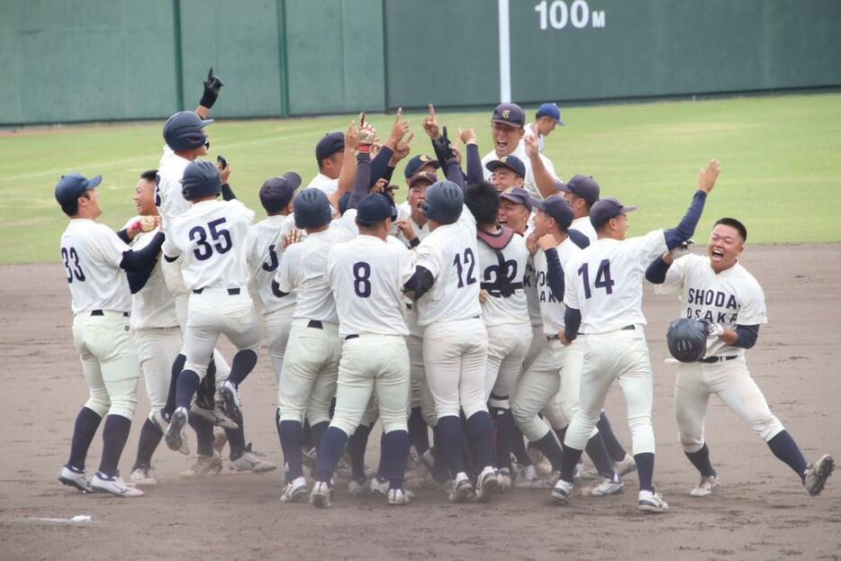 優勝を決めた大阪商業大ナイン