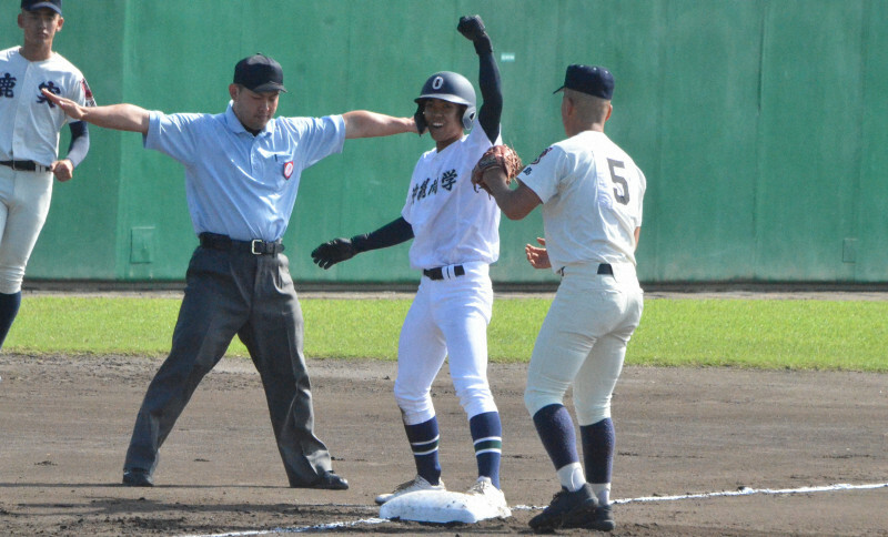 【鹿児島実－沖縄尚学】継続試合再開後の八回裏、2点適時三塁打を放って喜ぶ沖縄尚学の宮城泰成＝大分市の別大興産スタジアムで2024年10月30日午後0時5分、藤田健志撮影