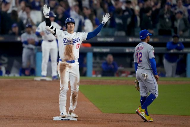 フェンス直撃の一打で追加点をもたらしたドジャースの大谷翔平選手(写真：AP/アフロ)