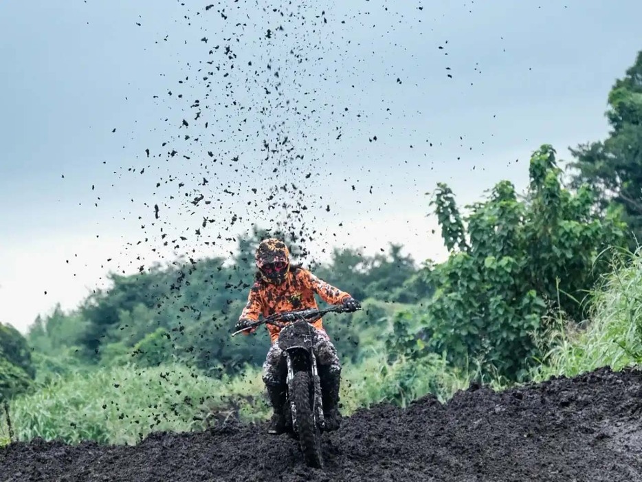 泥を巻き上げながら走るライダー！カッコ良い！