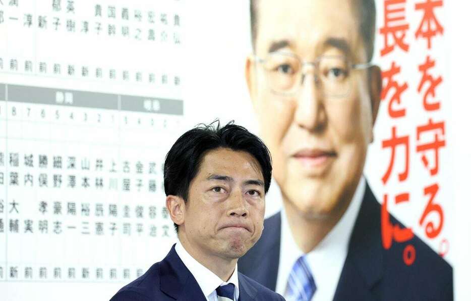 記者団の取材に応じる自民党の小泉進次郎選対委員長＝27日夜、東京・永田町の党本部（春名中撮影）