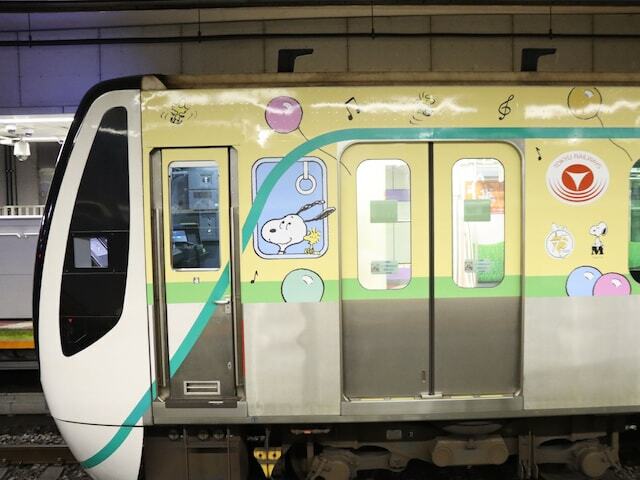 電車先頭部のサイドにも、スヌーピーや小鳥のウッドストックの姿が見える