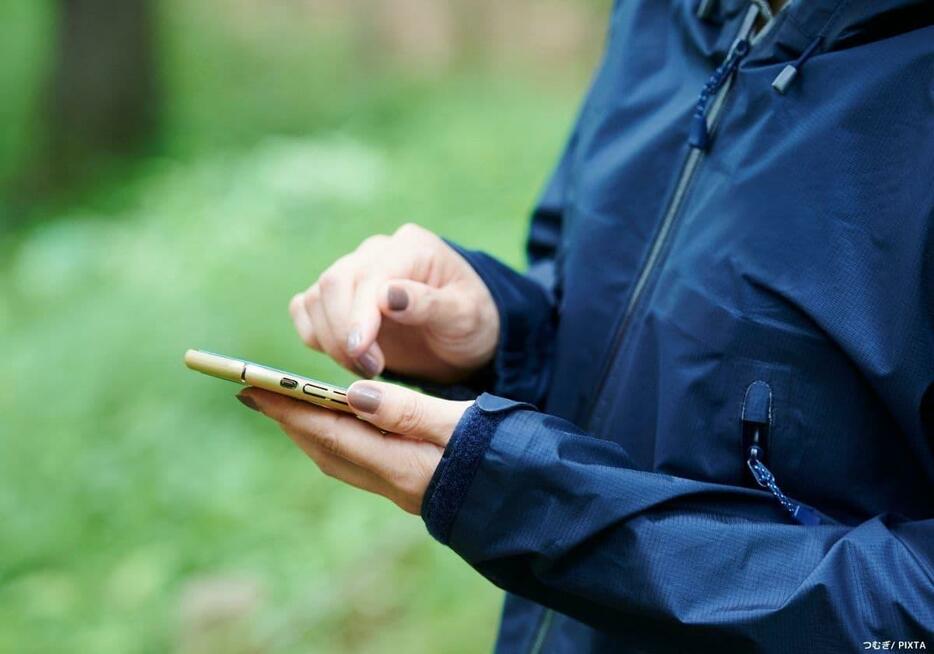 登山用地図アプリは、事前に地図をダウンロードしておく必要がある。予備のモバイルバッテリーの携行も必須だ(※写真はイメージです)