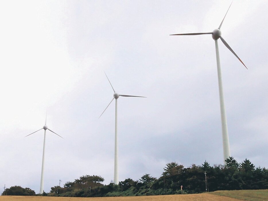 稲葉山山頂にある風力発電所。１２月をめどに廃止が決まった＝小矢部市田川