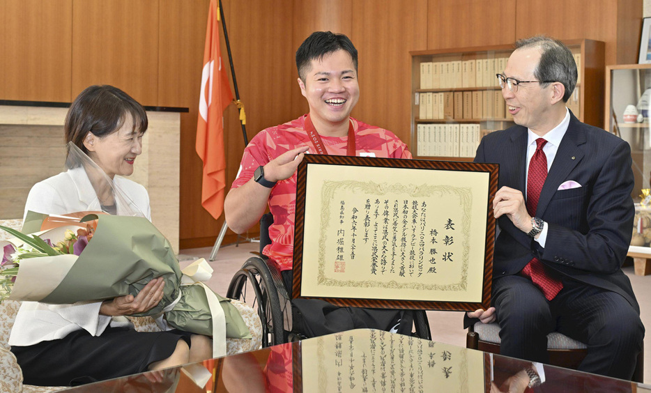 恩師の山崎さん（左）と内堀雅雄知事（右）から祝福を受ける橋本選手