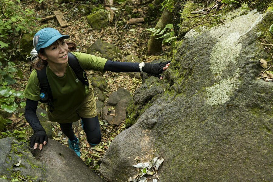 登山コースの後半は岩場が続く。ロープやハシゴがある場所も