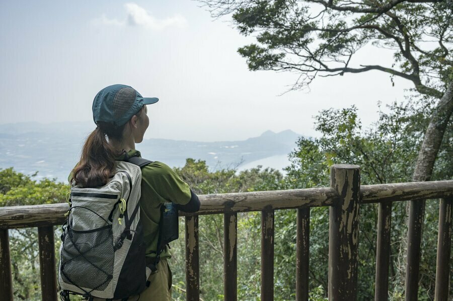 山頂を目指す途中にある展望スポットからは海が見渡せる