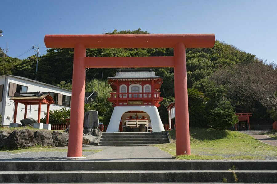 竜宮伝説発祥の地とされる長崎鼻に祀られている龍宮神社