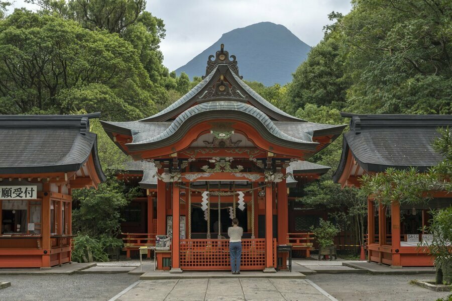 鳥居をくぐり参道を進むと拝殿の向こうに開聞岳が見えてくる