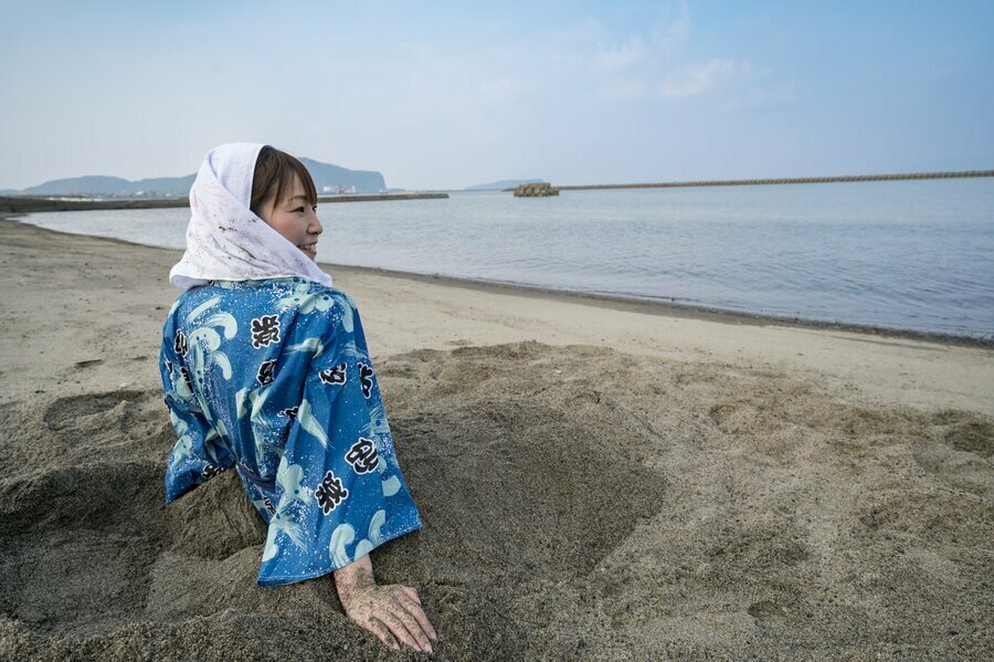 海が目の前に広がる「天然砂むし温泉」で登山の疲れを癒す、贅沢な体験ができる（撮影：杉村 航）