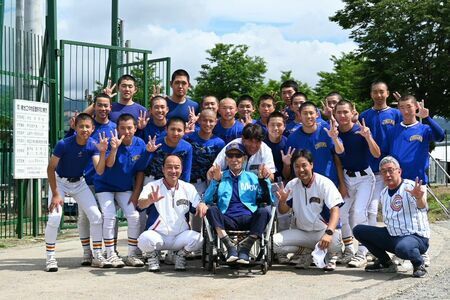 初鹿勇氏を囲む野球部のメンバー