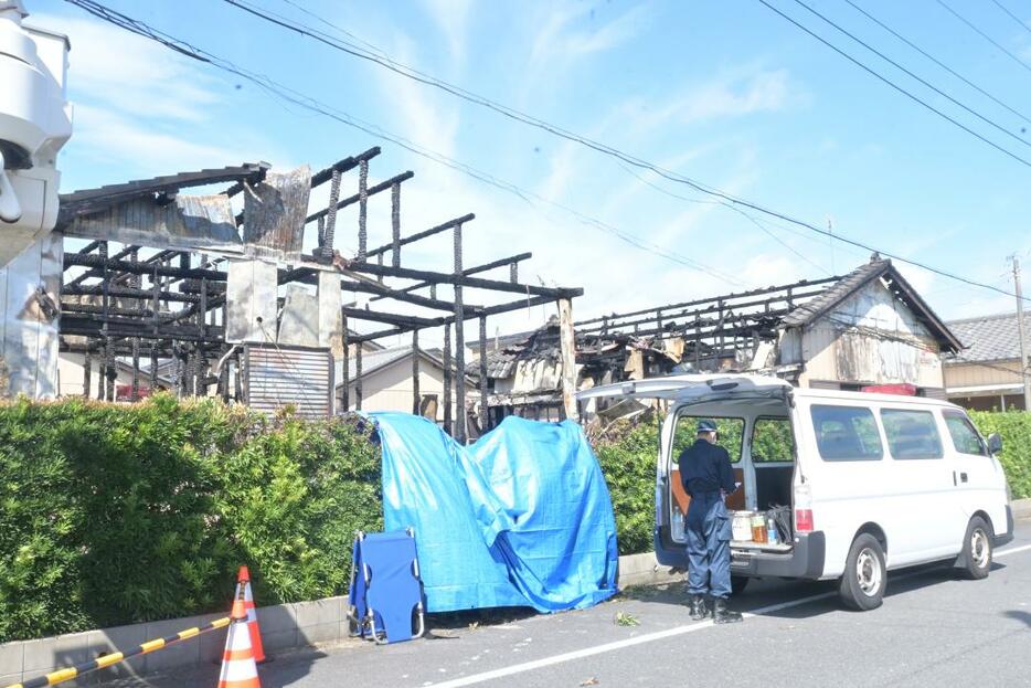 1人の遺体が見つかった火災現場=7日午前10時ごろ、神栖市神栖