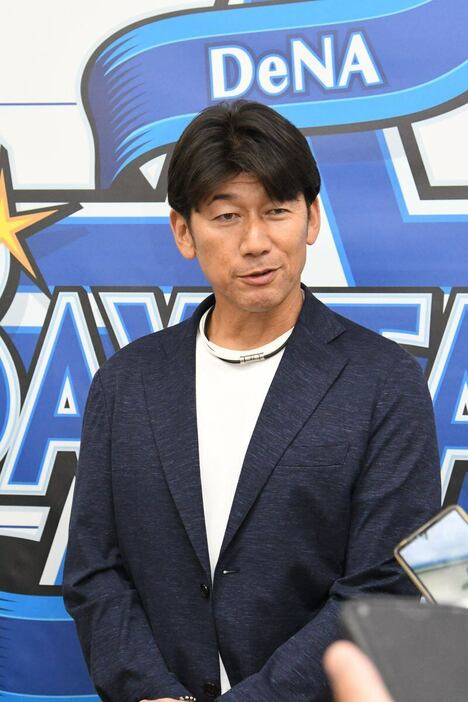 DeNA・三浦大輔監督は練習後に取材に応じた＝横浜スタジアム（撮影・高橋朋彦）