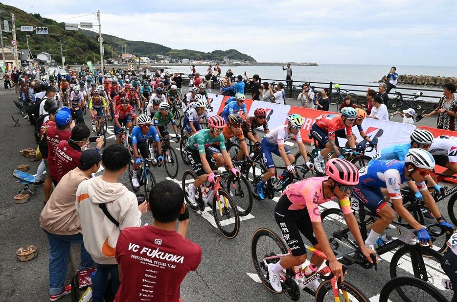 波津海岸沿いを駆け抜ける選手たち＝14日午後1時57分、福岡県岡垣町（撮影・星野楽）