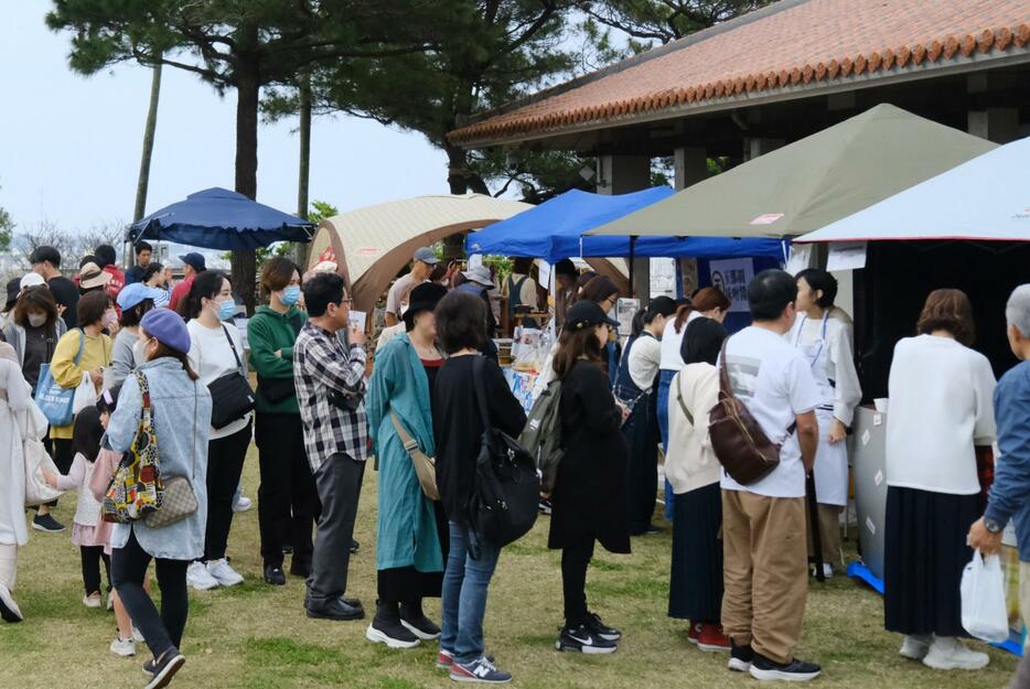 「第1回首里の朝市」の会場の様子＝3月17日、那覇市首里の首里城公園内（真栄城潤一氏提供）