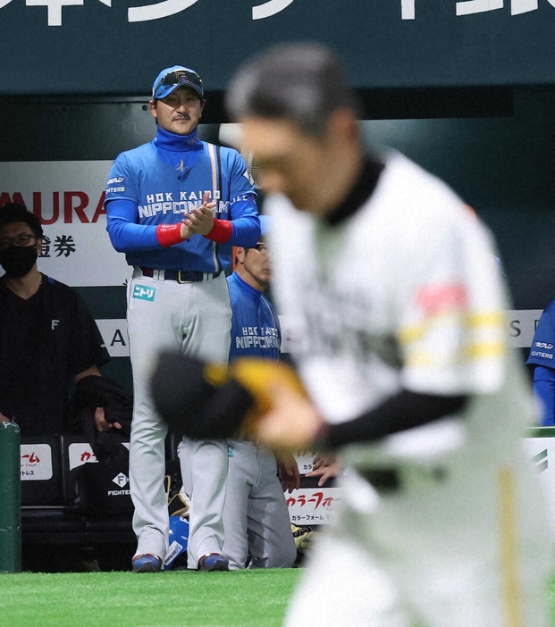 ＜ソ・日＞日本シリーズ進出を決めた小久保監督（右）に拍手を送る新庄監督（撮影・成瀬　徹）　