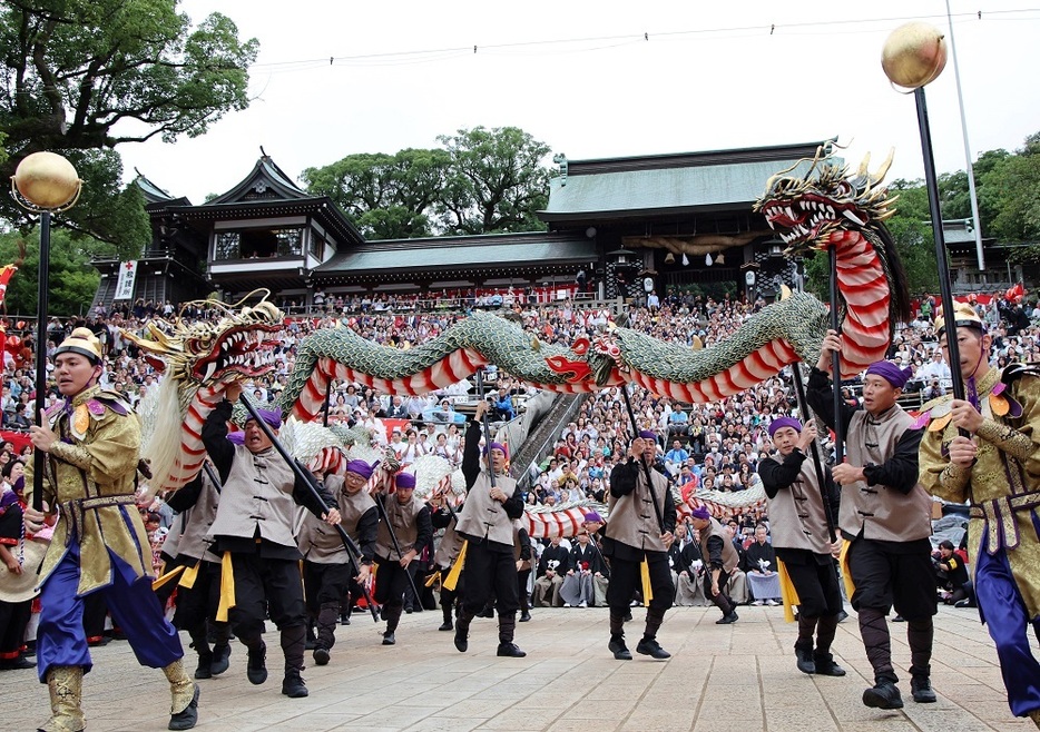 多くの観客の前で２体の龍が躍動した五嶋町の「龍踊」＝長崎市、諏訪神社