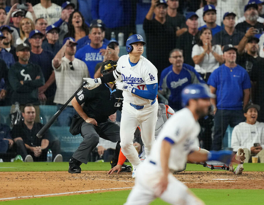 ドジャース対メッツ　6回裏ドジャース無死一、二塁、中適時打を放つ大谷（撮影・菅敏）