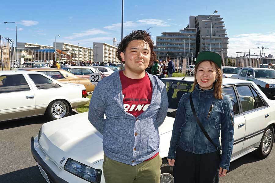 彼女のマヤさん（右）と2人で年式違いのスカイラインを愛する【写真：土田康弘】