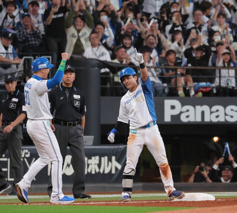 ７回２死一二塁、水野達稀は決勝の２点三塁打を放つ　（カメラ・越川　亘）