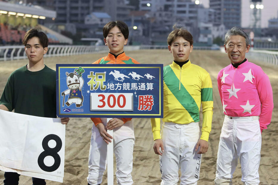 浦和9Rで地方競馬通算300勝を達成した浦和の福原杏騎手（右から2人目）