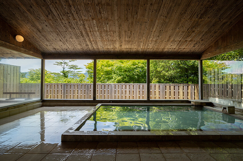 敷地の奥深くに佇む温泉大浴場。14時～24時、6時～10時の営業。