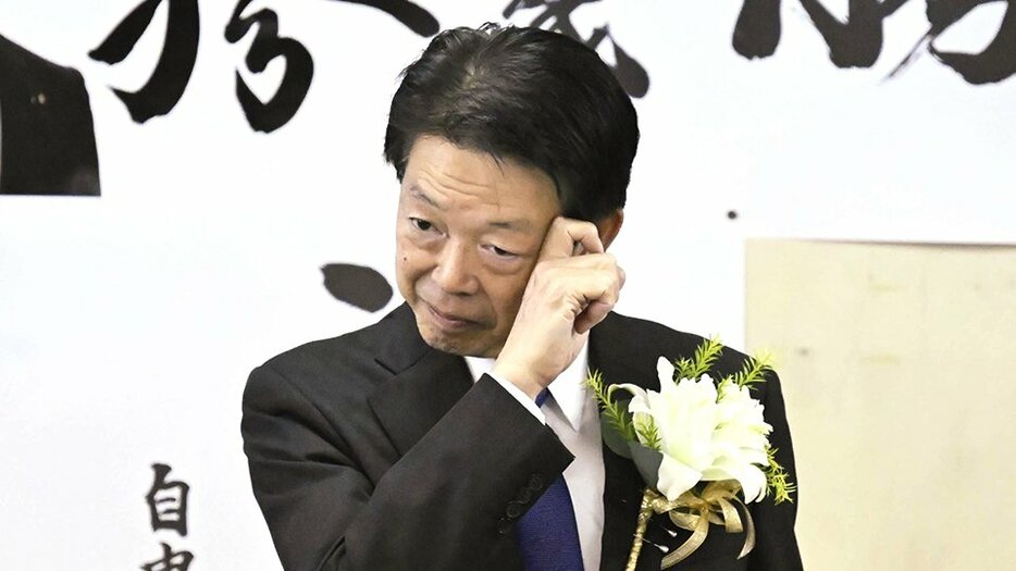 逆風の中で６選を確実にし、当選報告会で汗を拭う自民党県連会長の武藤容治氏＝２７日午後８時１５分、各務原市那加石山町、選挙事務所（撮影・堀尚人）