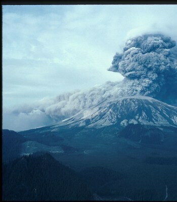 米・ワシントン州のセント・へレンズ火山、1980年5月の噴火。山体崩壊前と思われる　photo by gettyimages