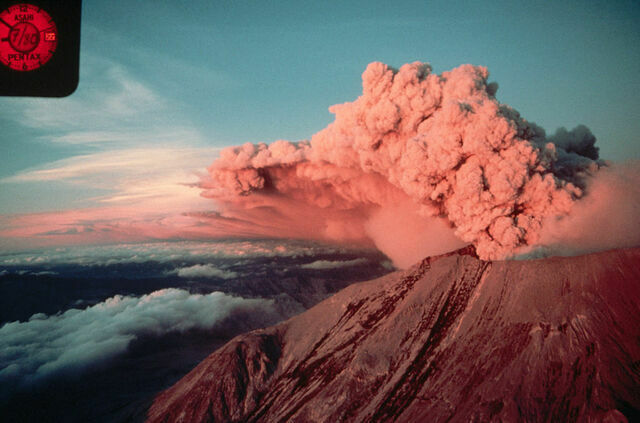 「火砕サージ」発生の瞬間。アメリカ・ワシントン州のセント・へレンズ火山で　photo by gettyimages