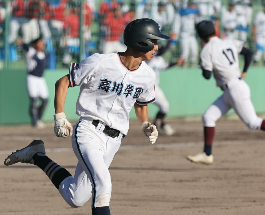 四回、高川学園無死二、三塁、若藤（手前）が2点中前打を放ち、5―2とする