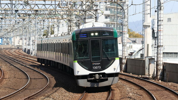 京阪13000系（画像：写真AC）。