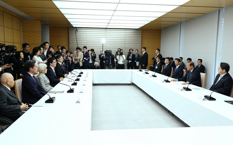 拉致被害者家族らとの面会で発言する石破茂首相（右手前から２人目）。左手前から３人目は横田早紀江さん＝１７日午前、首相官邸