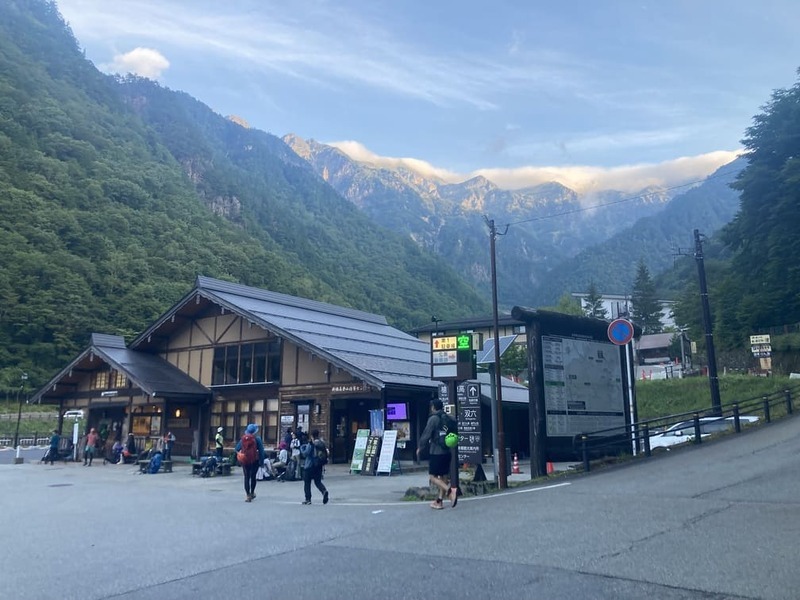 起点となる「新穂高温泉」。これからの山行を期待させるダイナミックな景色が広がる