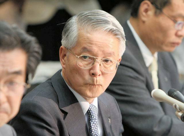 東京電力の勝俣恒久元会長（中央）=2007年7月20日、東京都千代田区大手町