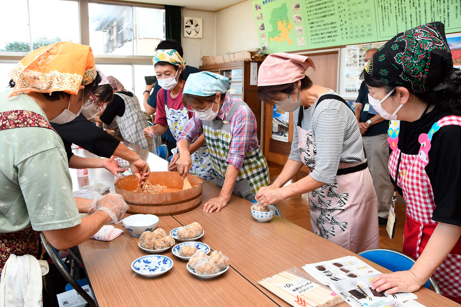 手際よく「ごんじゅう」を作る参加者ら＝館山