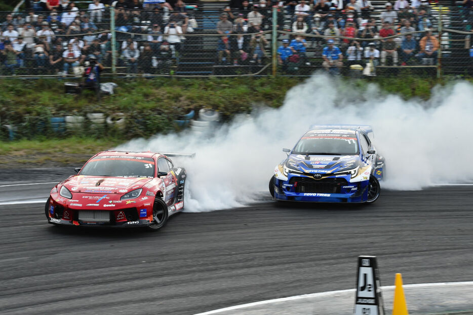 決勝であたった蕎麦切広大（SHIBATA RACING TEAM）と松山北斗（TEAM TOYO TIRES DRIFT 2）　2024年D1第5戦エビス