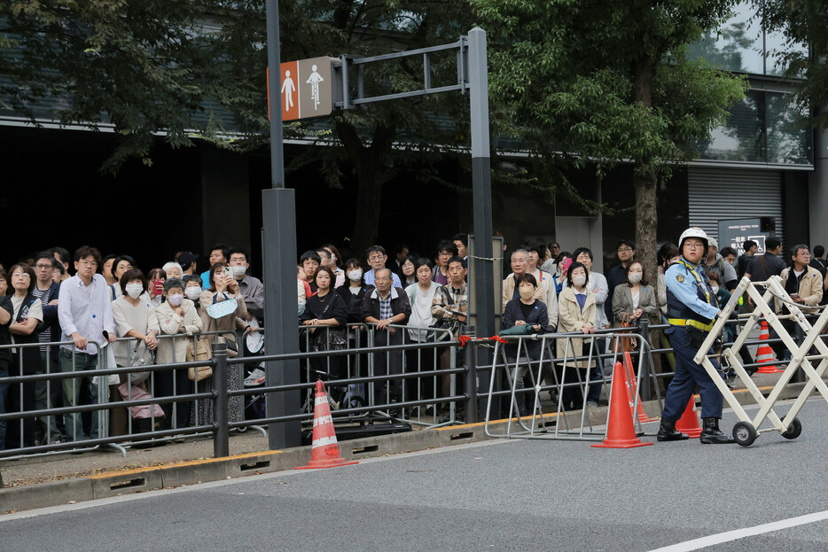 発足間もない石破政権への審判となる第５０回衆院選は２７日、投開票される。岸田前政権の３年間の評価も問われる。写真は街頭演説を聞く有権者ら＝２６日午後、東京都中野区