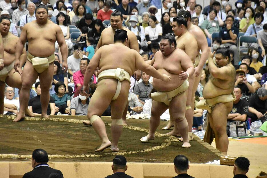 ぶつかり稽古で大関・琴桜の胸を借りた武将山（カメラ・大西健太）