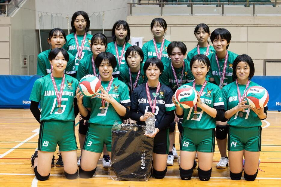 準優勝はVリーグ男子、奈良ドリーマーズのジュニアである奈良ドリーマーズハピネス。女子大会では男子チームのジュニア部門の活躍が目立った