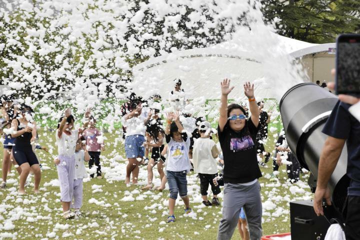 泡まみれになって遊ぶ「泡フェス」。水中用のゴーグルを着けている子も